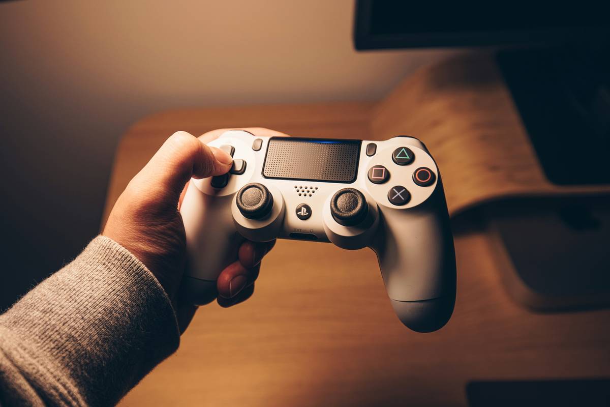 Comparison of gaming controller emote responses across VR platforms