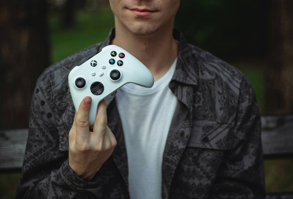 VR gaming setup showing dead controller next to headset with gaming controller battery life label
